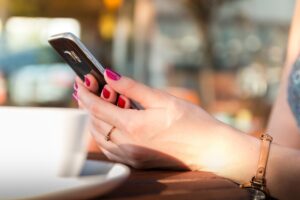 Plus connectés, plus isolés ? Le paradoxe unissant les réseaux sociaux au sentiment de solitude
